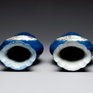 A pair of Chinese famille verte blue-ground lobed vases with figural design, 19th C. — photo 5