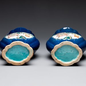 A pair of Chinese famille verte blue-ground lobed vases with figural design, 19th C. — photo 6