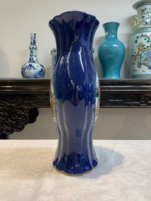A pair of Chinese famille verte blue-ground lobed vases with figural design, 19th C. — photo 13