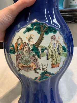 A pair of Chinese famille verte blue-ground lobed vases with figural design, 19th C. — photo 21