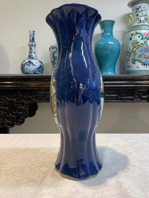 A pair of Chinese famille verte blue-ground lobed vases with figural design, 19th C. — photo 5