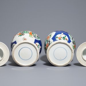 A pair of Chinese famille verte blue ground vases and covers, 19th C. — photo 6