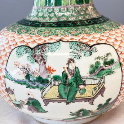 A pair of Chinese famille verte bottle vases with narrative design — foto 4