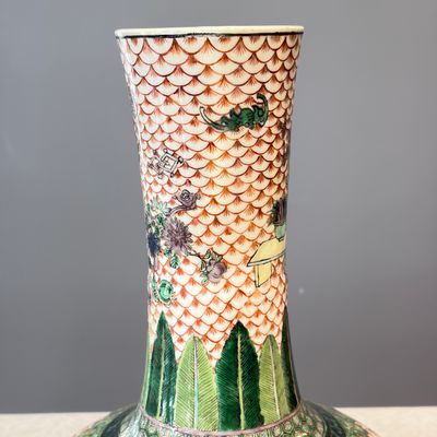 A pair of Chinese famille verte bottle vases with narrative design — foto 5
