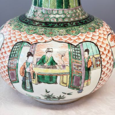 A pair of Chinese famille verte bottle vases with narrative design — foto 6