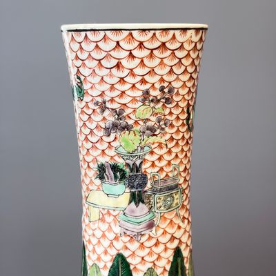A pair of Chinese famille verte bottle vases with narrative design — foto 8