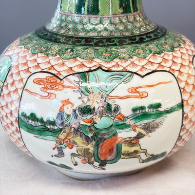 A pair of Chinese famille verte bottle vases with narrative design — foto 9