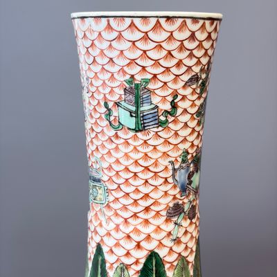 A pair of Chinese famille verte bottle vases with narrative design — foto 11