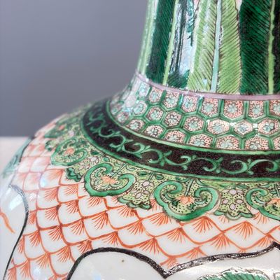 A pair of Chinese famille verte bottle vases with narrative design — foto 12