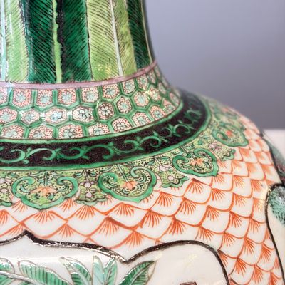 A pair of Chinese famille verte bottle vases with narrative design — foto 13