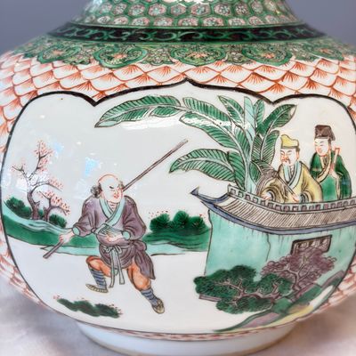 A pair of Chinese famille verte bottle vases with narrative design — foto 14