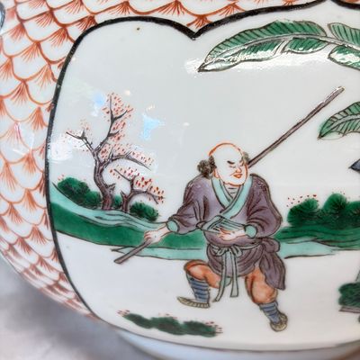 A pair of Chinese famille verte bottle vases with narrative design — foto 15