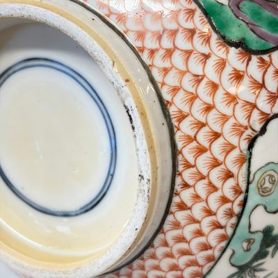 A pair of Chinese famille verte bottle vases with narrative design — foto 20