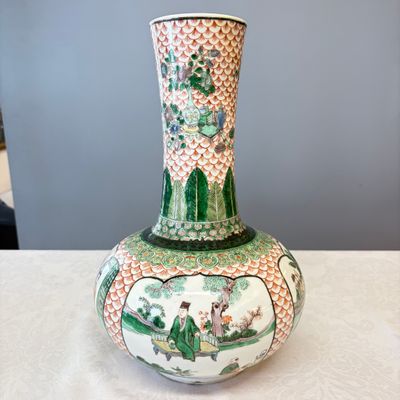 A pair of Chinese famille verte bottle vases with narrative design — foto 21