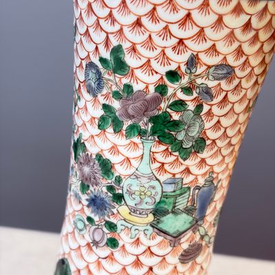 A pair of Chinese famille verte bottle vases with narrative design — foto 22