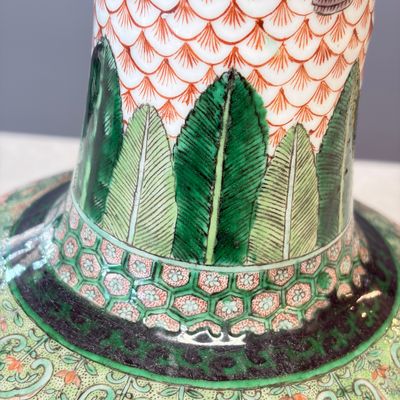 A pair of Chinese famille verte bottle vases with narrative design — foto 23