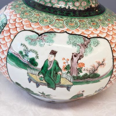 A pair of Chinese famille verte bottle vases with narrative design — foto 24