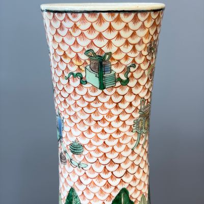 A pair of Chinese famille verte bottle vases with narrative design — foto 25