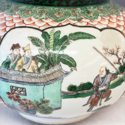 A pair of Chinese famille verte bottle vases with narrative design — foto 27