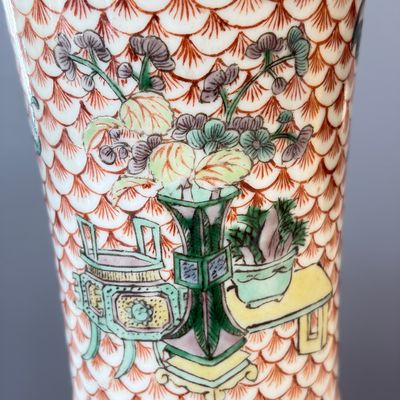 A pair of Chinese famille verte bottle vases with narrative design — foto 28
