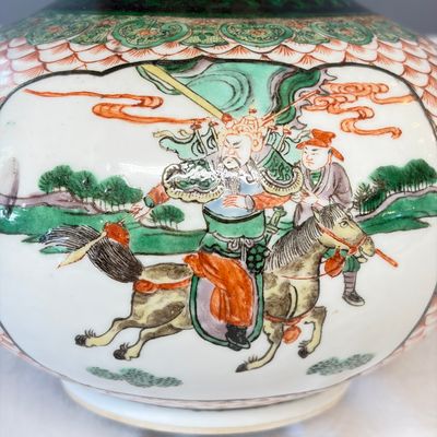 A pair of Chinese famille verte bottle vases with narrative design — foto 29