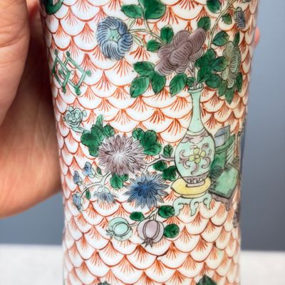 A pair of Chinese famille verte bottle vases with narrative design — foto 30