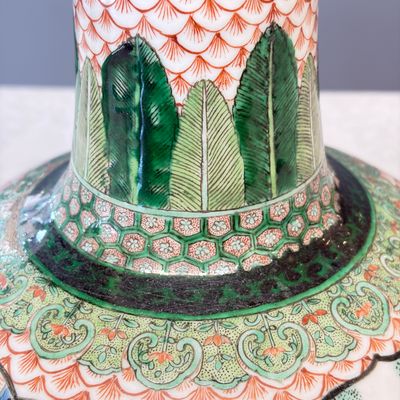A pair of Chinese famille verte bottle vases with narrative design — foto 31