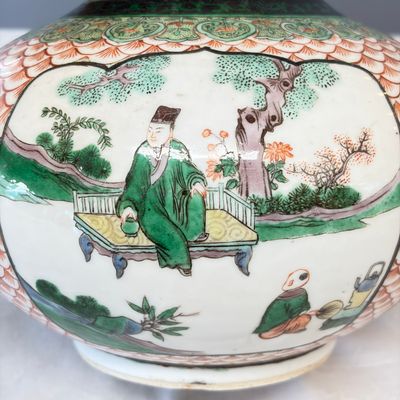 A pair of Chinese famille verte bottle vases with narrative design — foto 32