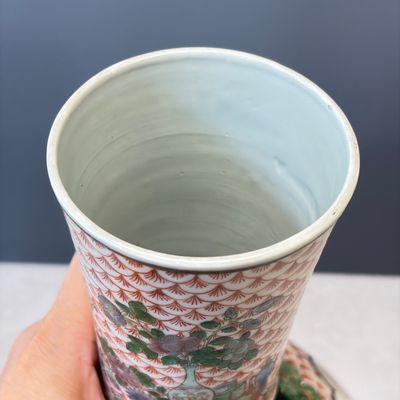 A pair of Chinese famille verte bottle vases with narrative design — foto 33
