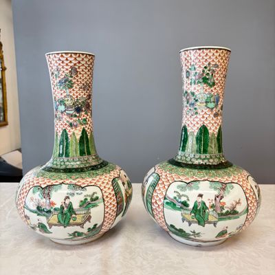 A pair of Chinese famille verte bottle vases with narrative design — foto 1