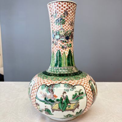 A pair of Chinese famille verte bottle vases with narrative design — foto 2