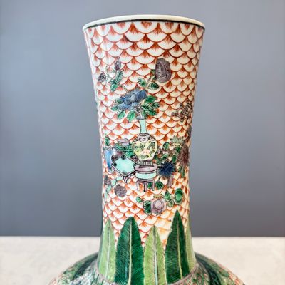 A pair of Chinese famille verte bottle vases with narrative design — foto 3