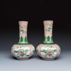 A pair of Chinese famille verte bottle vases with narrative design — foto 2