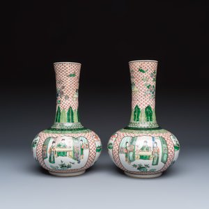 A pair of Chinese famille verte bottle vases with narrative design — foto 3
