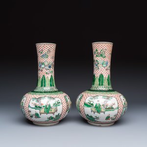 A pair of Chinese famille verte bottle vases with narrative design — foto 4