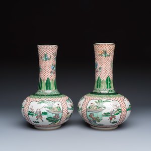 A pair of Chinese famille verte bottle vases with narrative design — foto 5