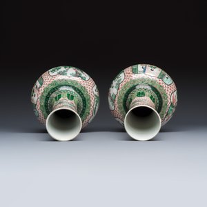A pair of Chinese famille verte bottle vases with narrative design — foto 6