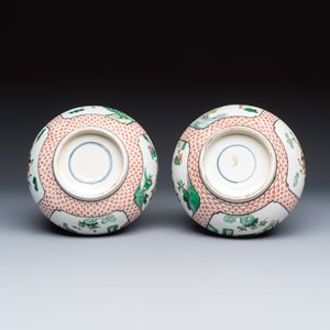 A pair of Chinese famille verte bottle vases with narrative design — foto 7