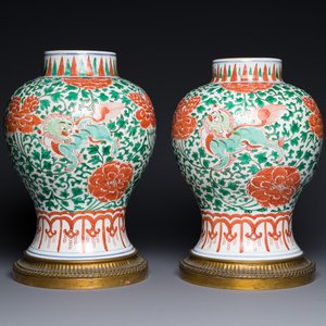 A pair of Chinese famille verte 'Buddhist lion' vases with gilt bronze mounts, Kangxi — 照片 1