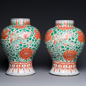 A pair of Chinese famille verte 'Buddhist lion' vases with gilt bronze mounts, Kangxi — 照片 3