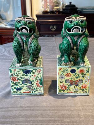 A pair of Chinese famille verte Buddhist lions, 19th C. — foto 1