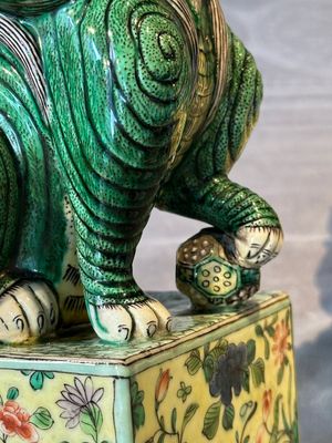 A pair of Chinese famille verte Buddhist lions, 19th C. — foto 12