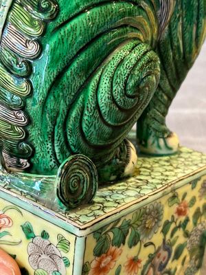 A pair of Chinese famille verte Buddhist lions, 19th C. — foto 15