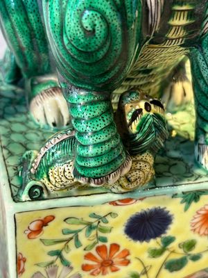 A pair of Chinese famille verte Buddhist lions, 19th C. — foto 19