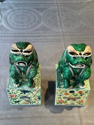 A pair of Chinese famille verte Buddhist lions, 19th C. — foto 5