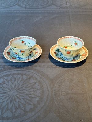 A pair of Chinese famille verte cafe-au-lait-ground cups and saucers, Kangxi — foto 1