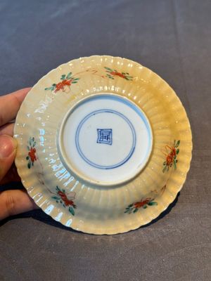 A pair of Chinese famille verte cafe-au-lait-ground cups and saucers, Kangxi — foto 11