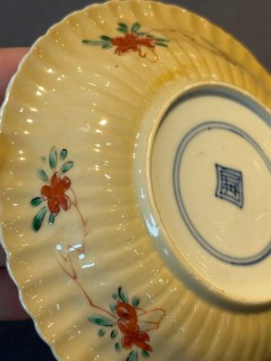A pair of Chinese famille verte cafe-au-lait-ground cups and saucers, Kangxi — foto 12
