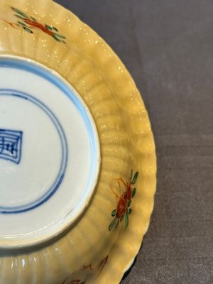 A pair of Chinese famille verte cafe-au-lait-ground cups and saucers, Kangxi — foto 13
