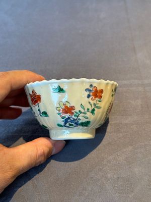 A pair of Chinese famille verte cafe-au-lait-ground cups and saucers, Kangxi — foto 2